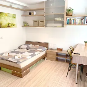 krasny-apartman-u-lesa-blizko-centra-a-bvv.brnohotels.org/
